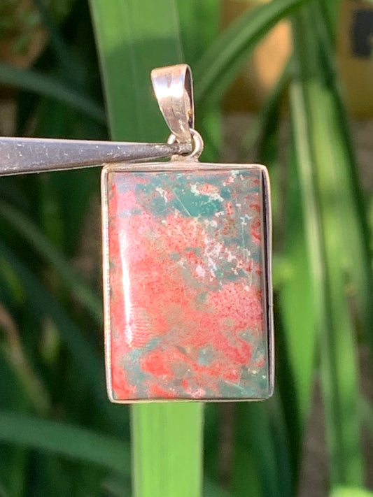Jaspe héliotrope, pendentif en Argent de 41mm de hauteur x21 de largeur x 10 d'épaisseur. Vendu avec cordon réglable !