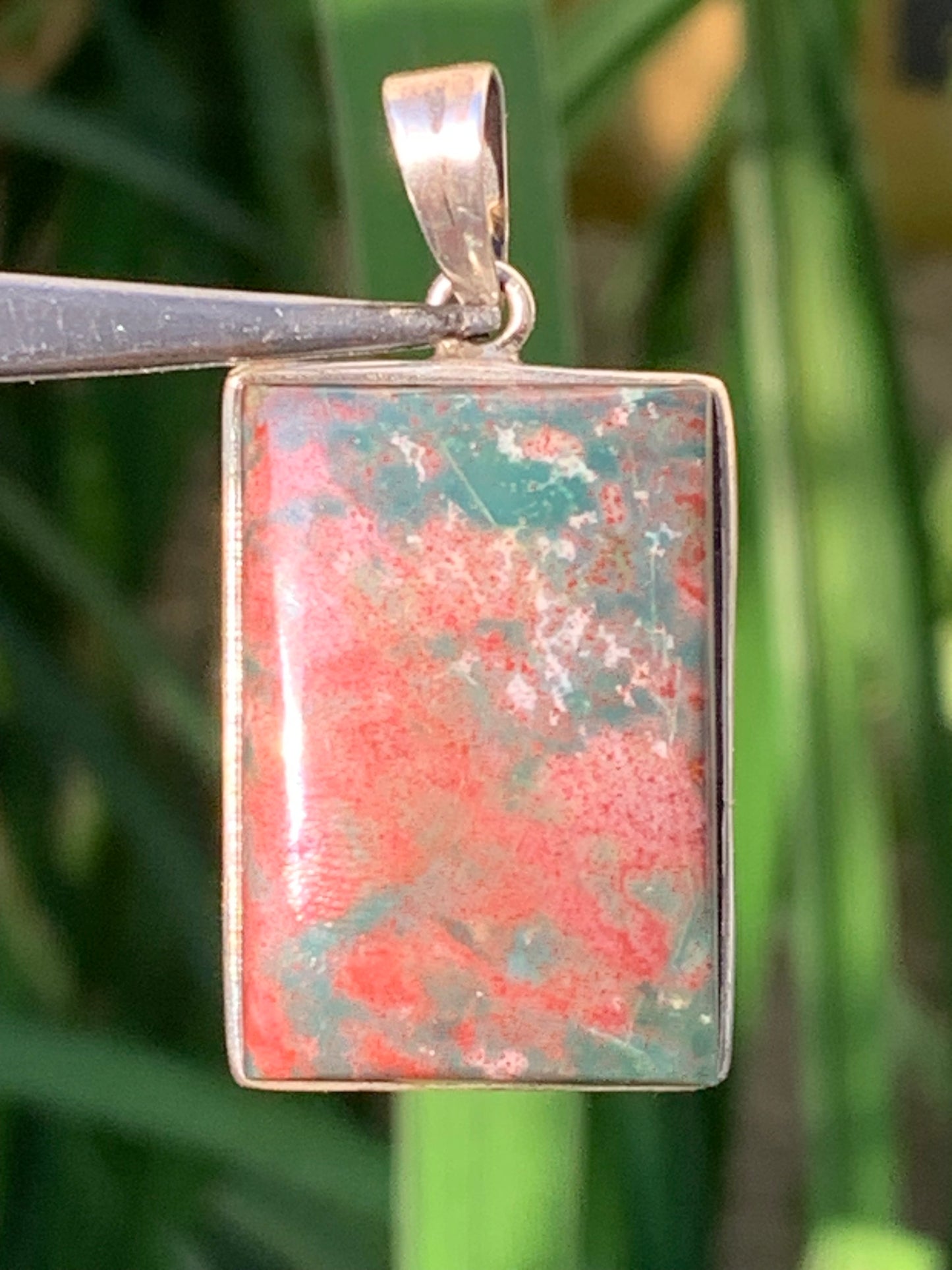 Jaspe héliotrope, pendentif en Argent de 41mm de hauteur x21 de largeur x 10 d'épaisseur. Vendu avec cordon réglable !