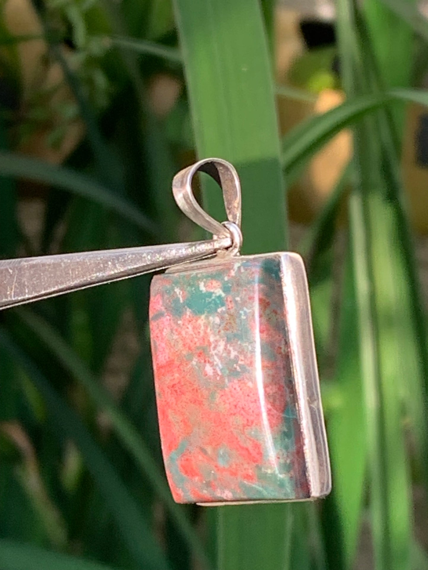 Jaspe héliotrope, pendentif en Argent de 41mm de hauteur x21 de largeur x 10 d'épaisseur. Vendu avec cordon réglable !