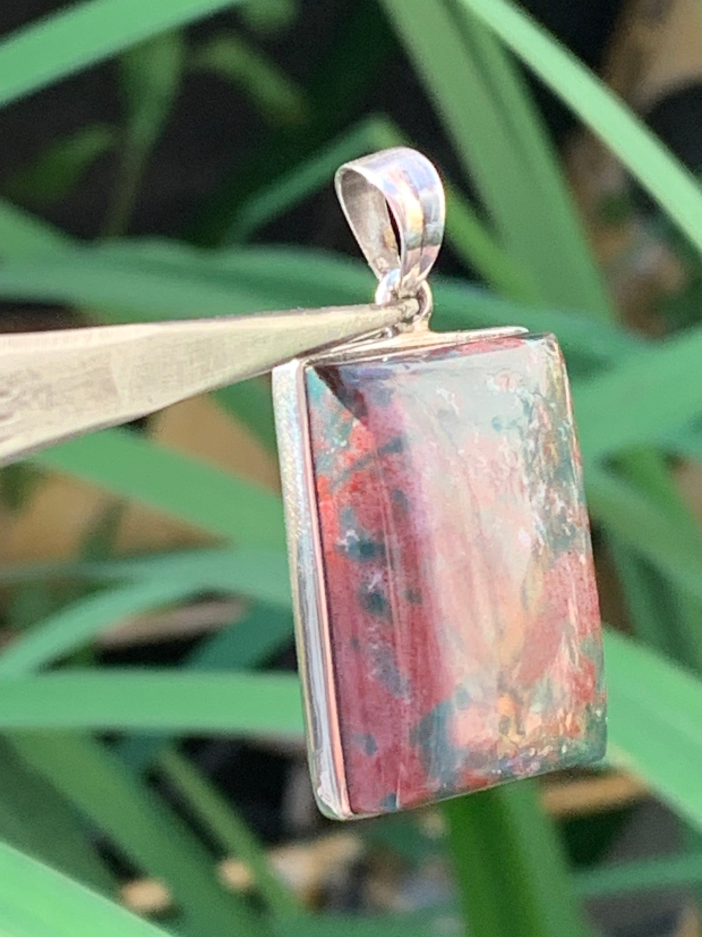 Jaspe héliotrope, pendentif en Argent de 41mm de hauteur x21 de largeur x 10 d'épaisseur. Vendu avec cordon réglable !