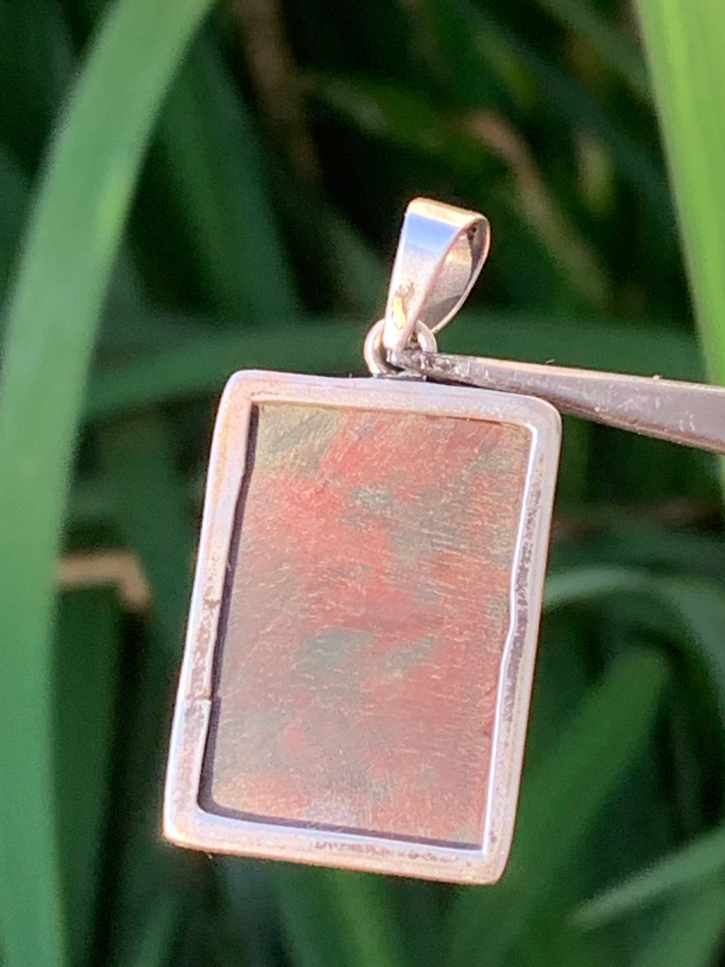 Jaspe héliotrope, pendentif en Argent de 41mm de hauteur x21 de largeur x 10 d'épaisseur. Vendu avec cordon réglable !