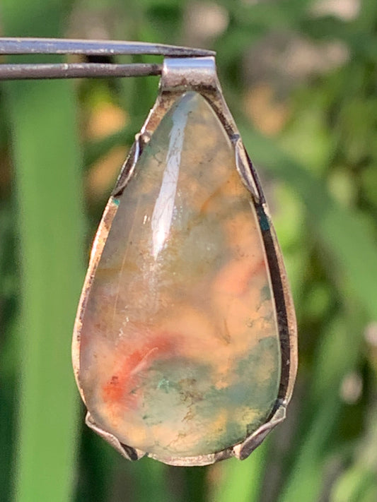 Agate mousse, pendentif en Argent de 35mm de hauteur x18 de largeur x6d'épaisseur. Vendu avec cordon réglable !