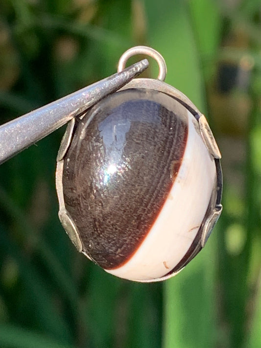 Agate noire, pendentif en Argent de 30mm de hauteur x22 de largeur x8 d'épaisseur. Vendu avec cordon réglable !