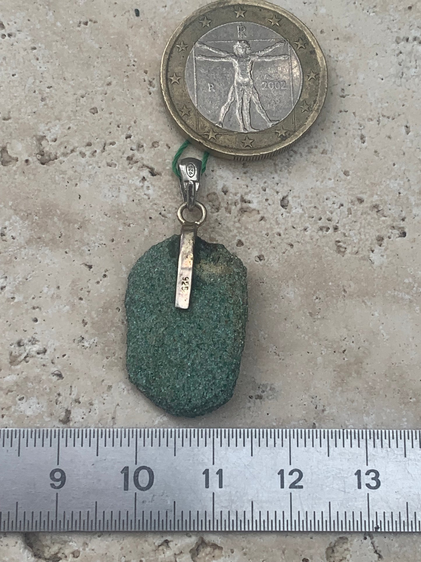Fuchsite (micas vert) monté par G & Z, de 34 mm de ht x16 x5. Vendu avec un cordon réglable de couleur noire !