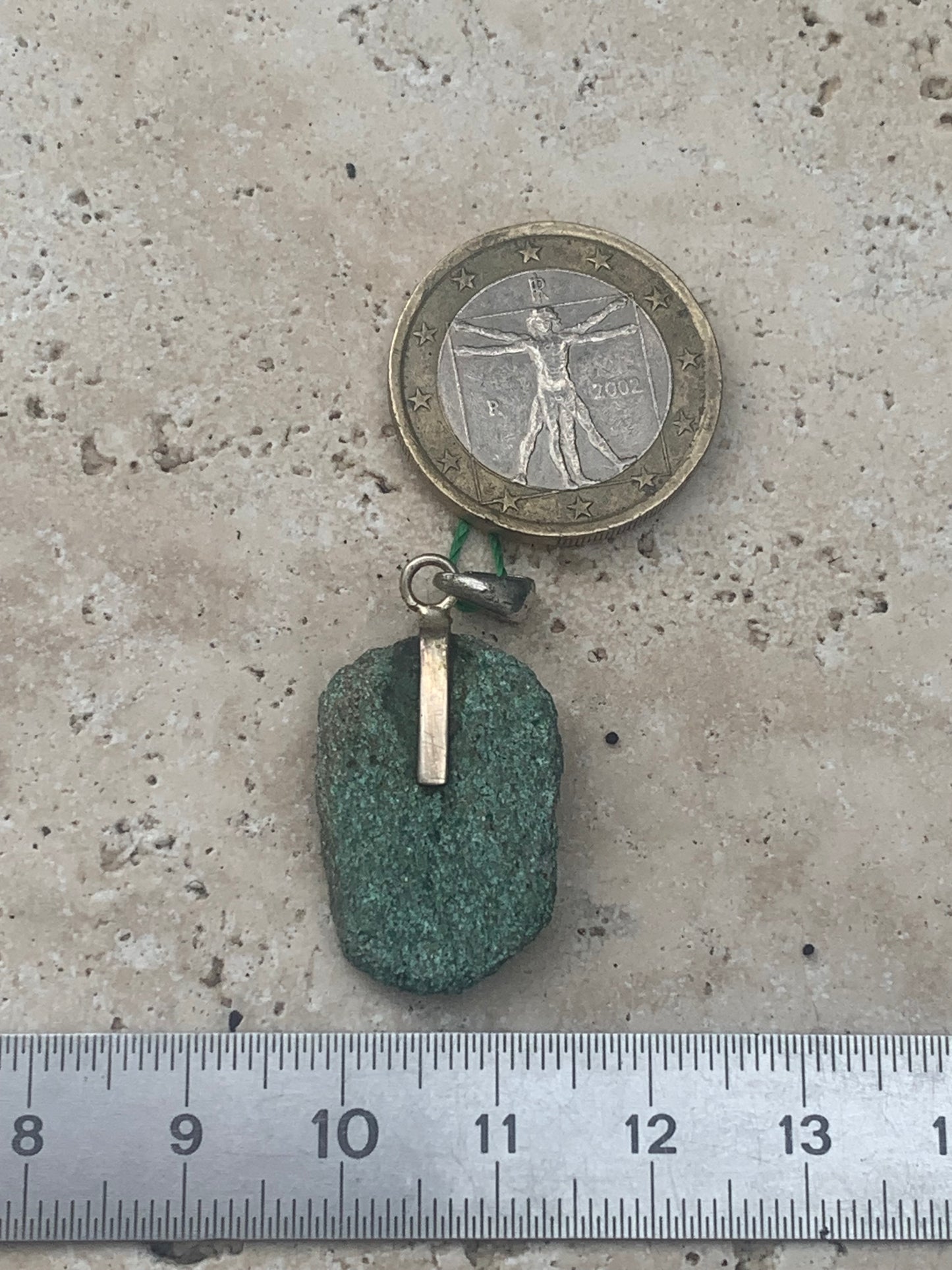 Fuchsite (micas vert) monté par G & Z, de 34 mm de ht x16 x5. Vendu avec un cordon réglable de couleur noire !