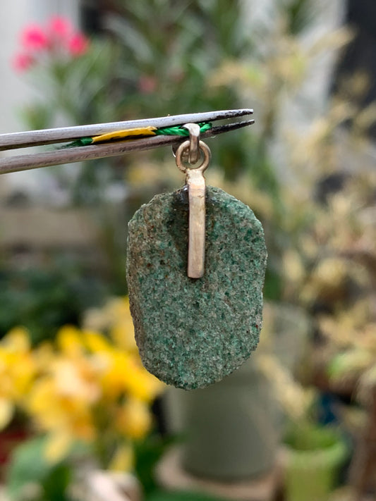 Fuchsite (micas vert) monté par G & Z, de 34 mm de ht x16 x5. Vendu avec un cordon réglable de couleur noire !