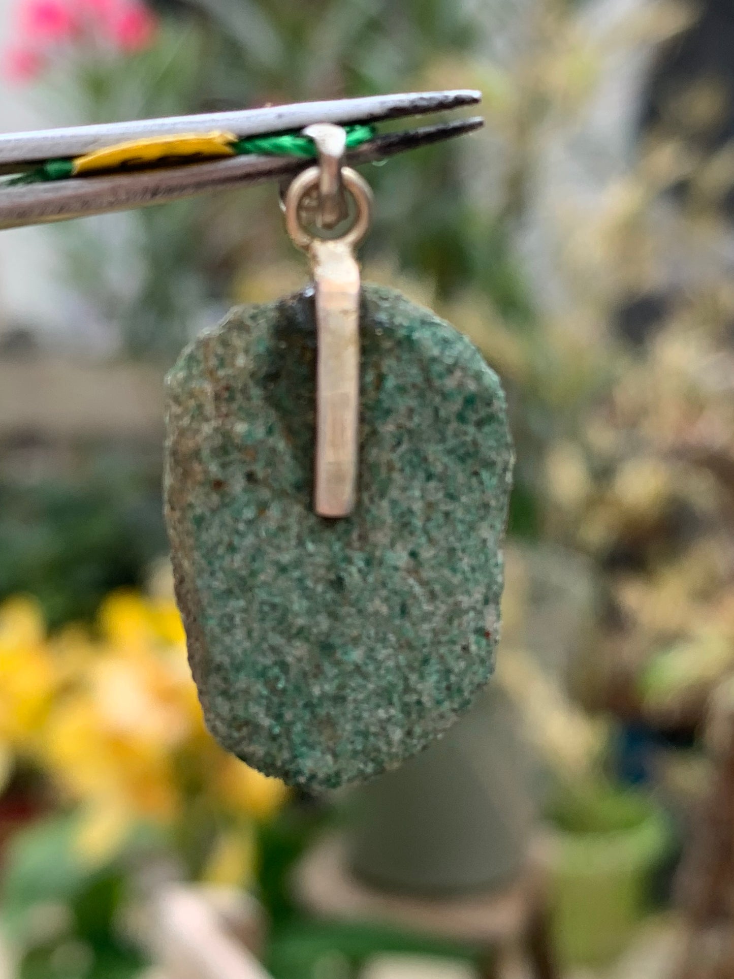 Fuchsite (micas vert) monté par G & Z, de 34 mm de ht x16 x5. Vendu avec un cordon réglable de couleur noire !