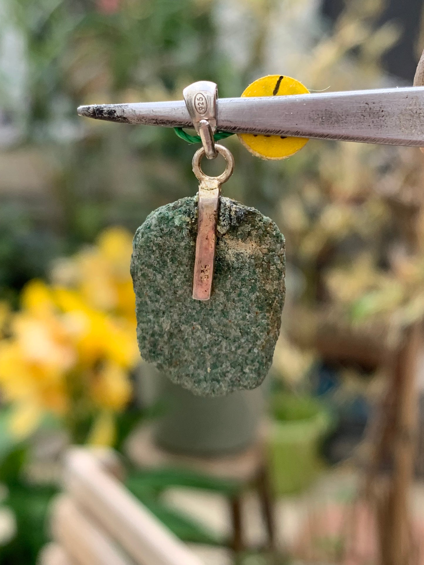 Fuchsite (micas vert) monté par G & Z, de 34 mm de ht x16 x5. Vendu avec un cordon réglable de couleur noire !