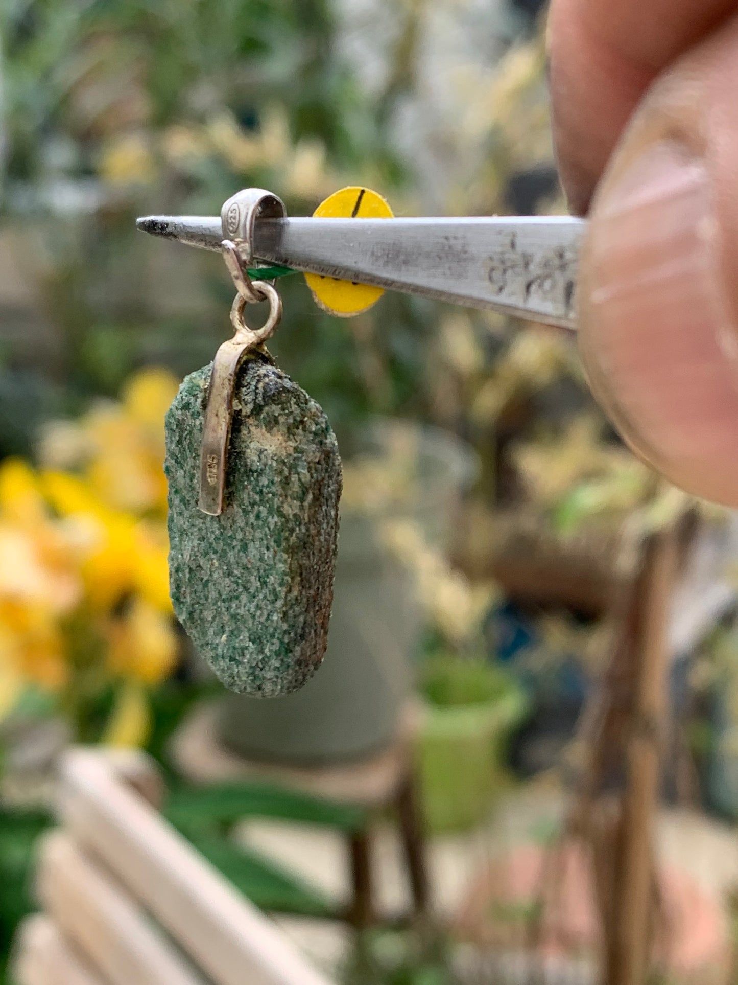 Fuchsite (micas vert) monté par G & Z, de 34 mm de ht x16 x5. Vendu avec un cordon réglable de couleur noire !