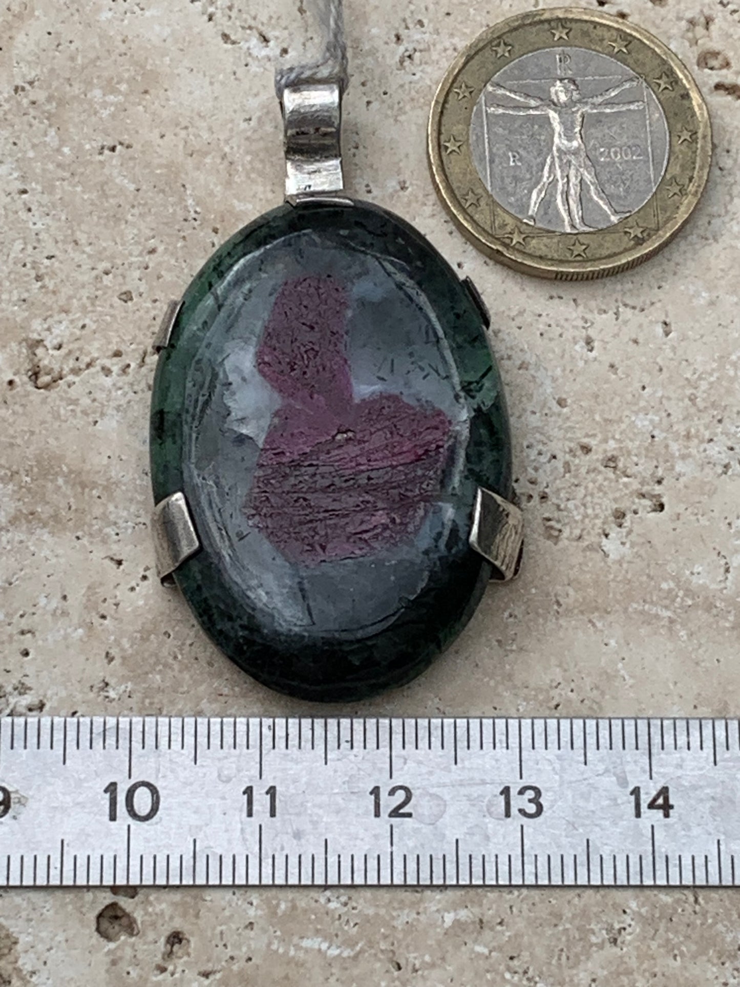 Rubis sur Zoisite, pendentif en Argent de 52mm de ht x30 x8. Vendu avec un cordon réglable de couleur noire !