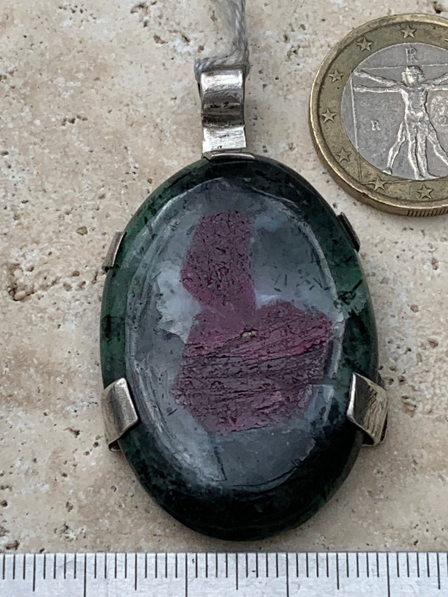Rubis sur Zoisite, pendentif en Argent de 52mm de ht x30 x8. Vendu avec un cordon réglable de couleur noire !