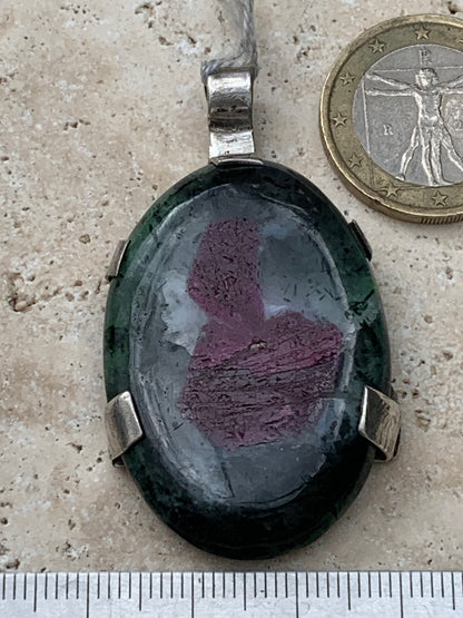 Rubis sur Zoisite, pendentif en Argent de 52mm de ht x30 x8. Vendu avec un cordon réglable de couleur noire !