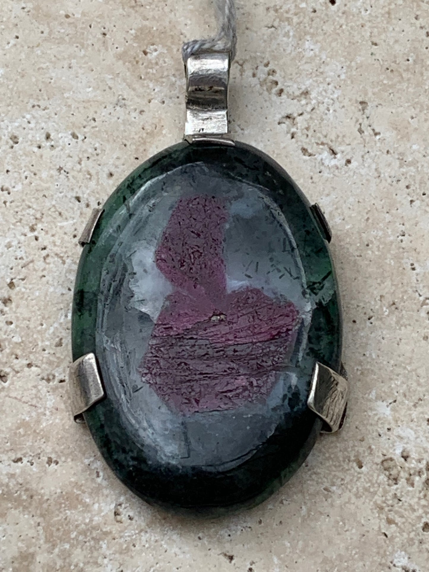 Rubis sur Zoisite, pendentif en Argent de 52mm de ht x30 x8. Vendu avec un cordon réglable de couleur noire !