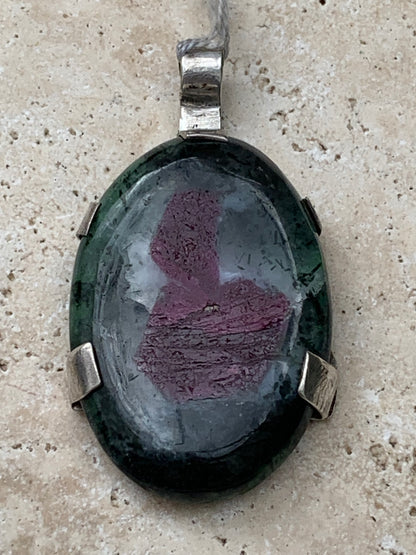Rubis sur Zoisite, pendentif en Argent de 52mm de ht x30 x8. Vendu avec un cordon réglable de couleur noire !