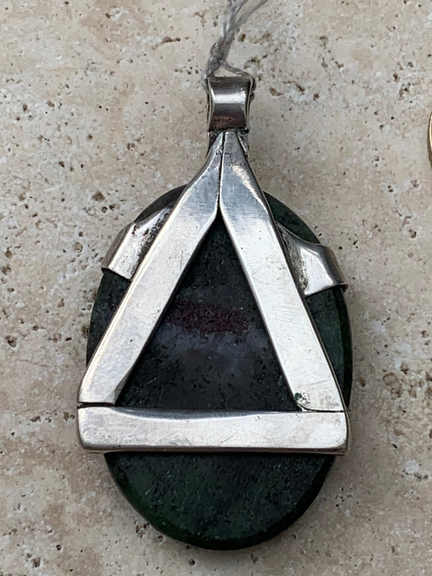 Rubis sur Zoisite, pendentif en Argent de 52mm de ht x30 x8. Vendu avec un cordon réglable de couleur noire !