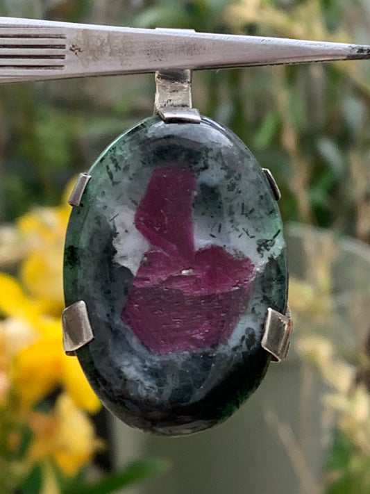 Rubis sur Zoisite, pendentif en Argent de 52mm de ht x30 x8. Vendu avec un cordon réglable de couleur noire !