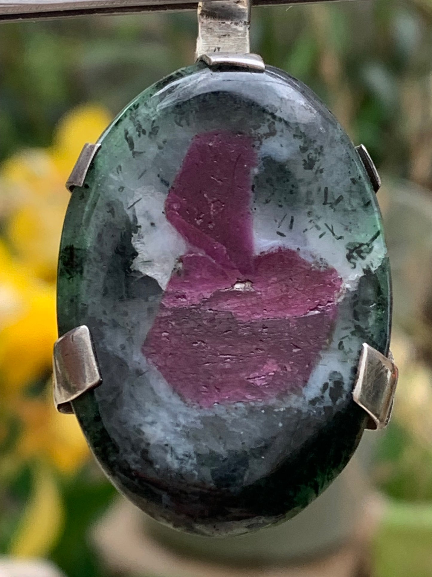 Rubis sur Zoisite, pendentif en Argent de 52mm de ht x30 x8. Vendu avec un cordon réglable de couleur noire !