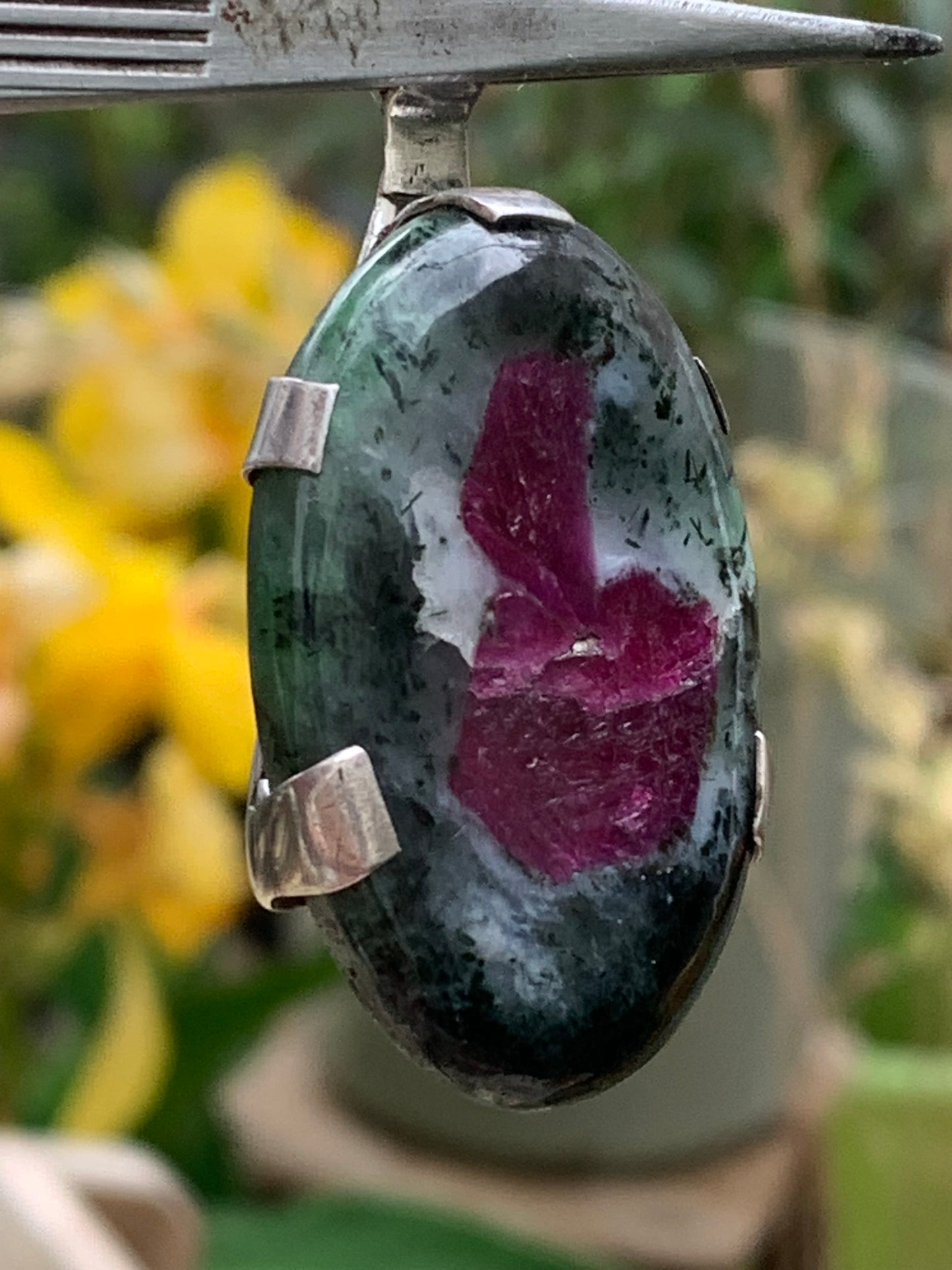 Rubis sur Zoisite, pendentif en Argent de 52mm de ht x30 x8. Vendu avec un cordon réglable de couleur noire !