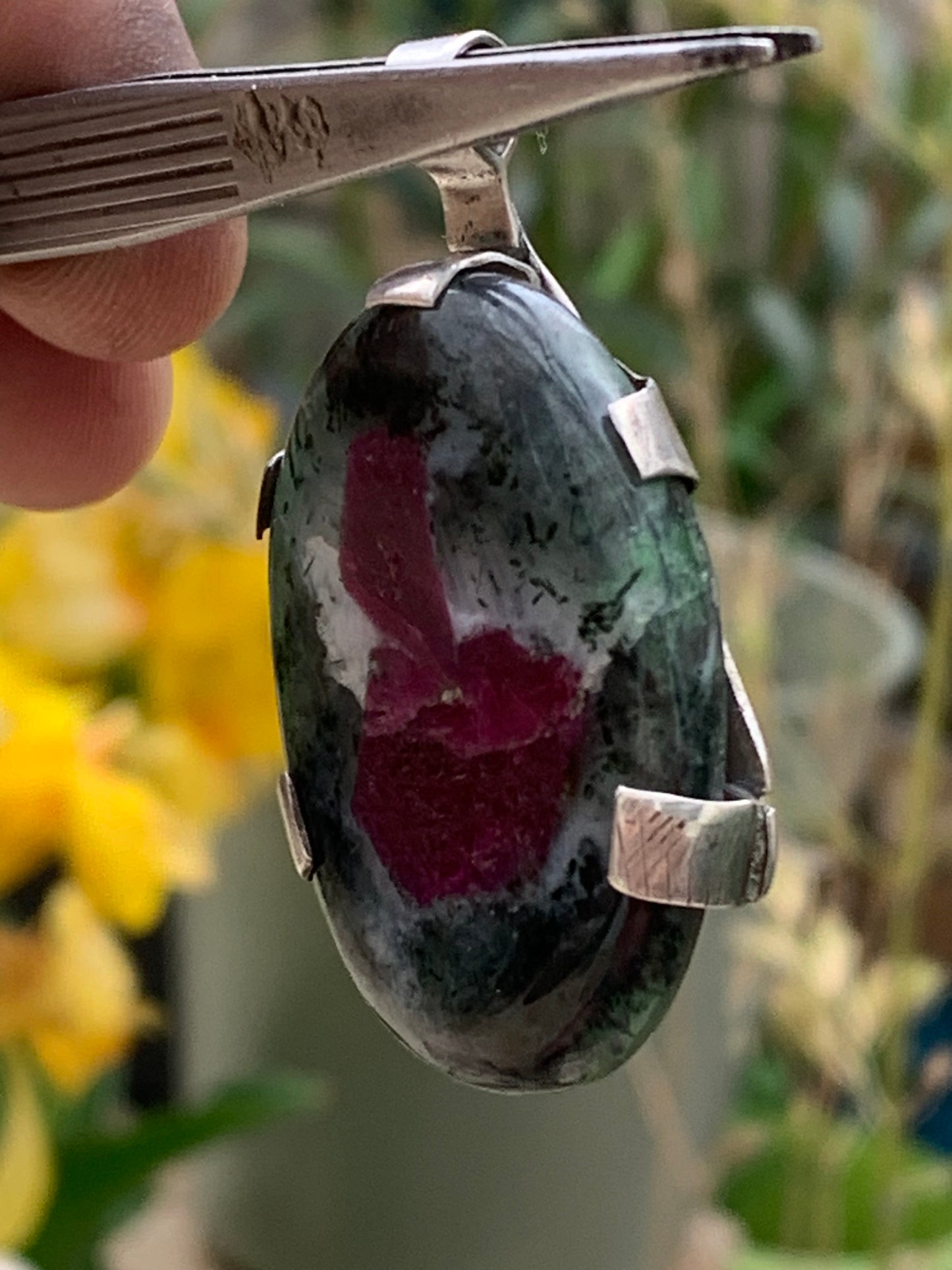 Rubis sur Zoisite, pendentif en Argent de 52mm de ht x30 x8. Vendu avec un cordon réglable de couleur noire !