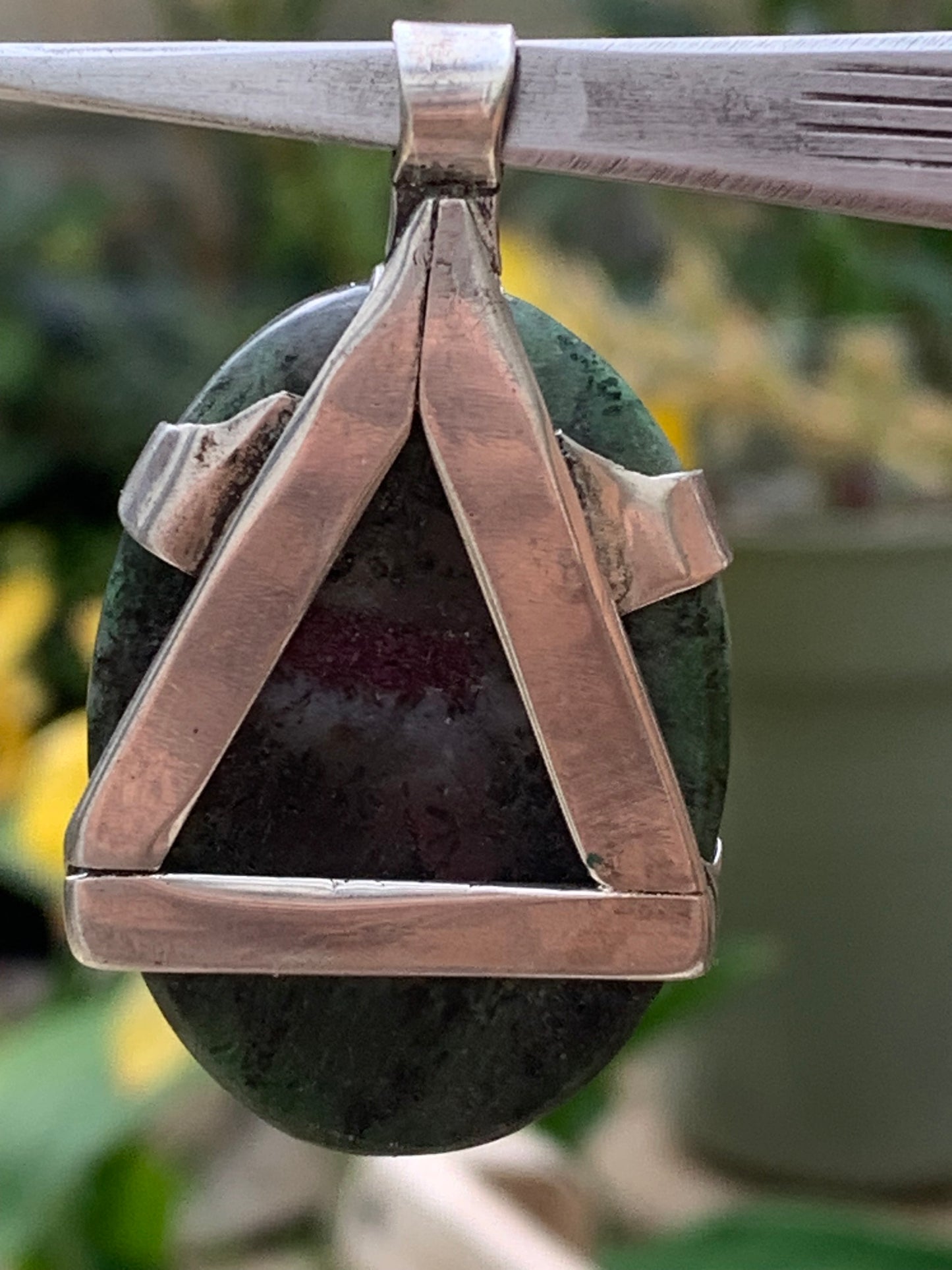 Rubis sur Zoisite, pendentif en Argent de 52mm de ht x30 x8. Vendu avec un cordon réglable de couleur noire !
