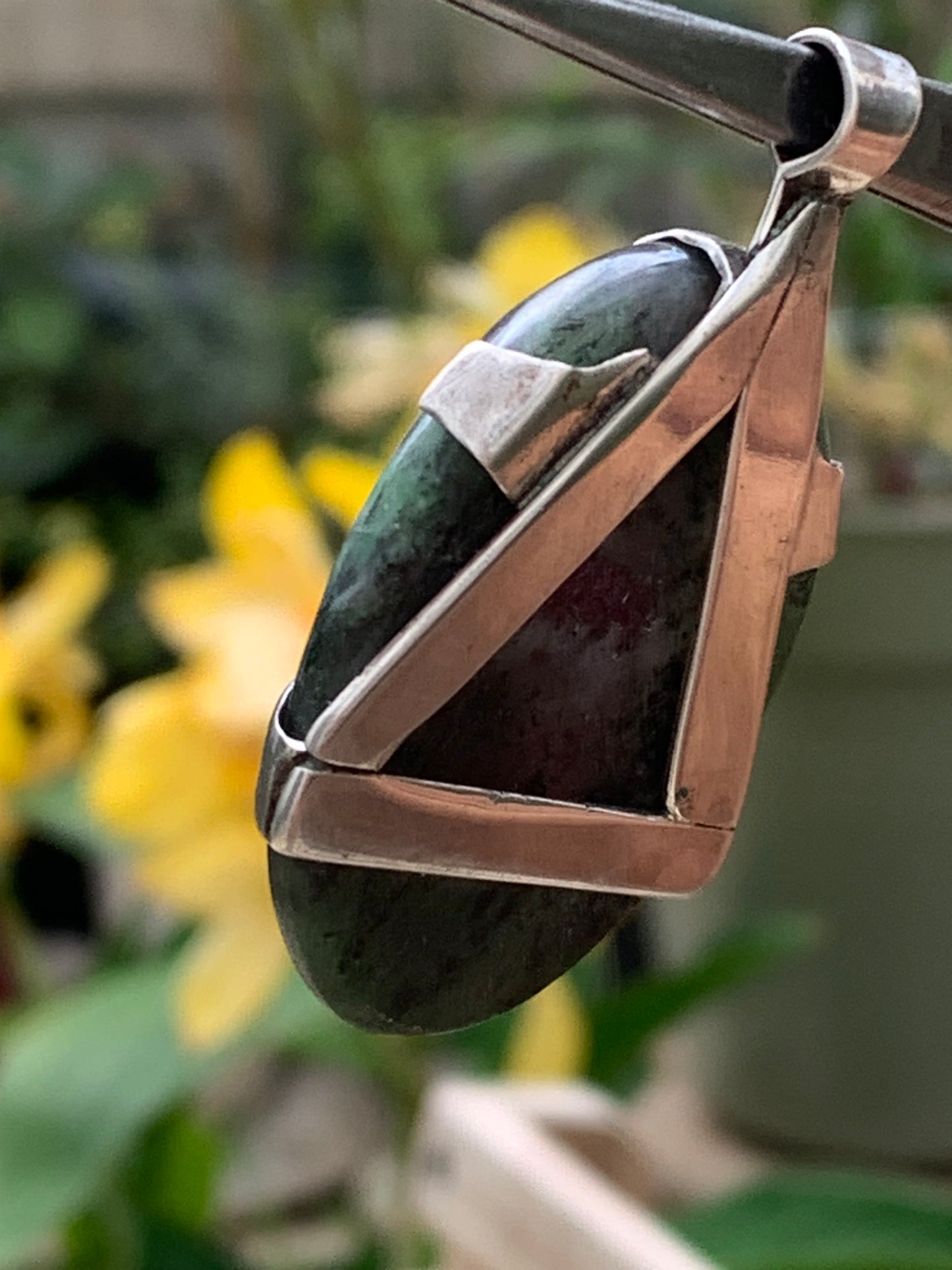 Rubis sur Zoisite, pendentif en Argent de 52mm de ht x30 x8. Vendu avec un cordon réglable de couleur noire !