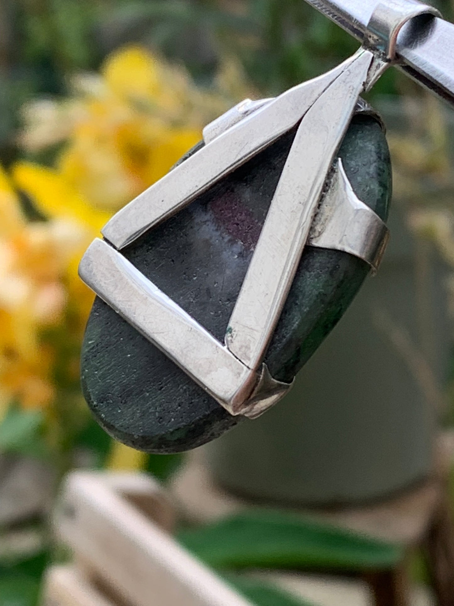 Rubis sur Zoisite, pendentif en Argent de 52mm de ht x30 x8. Vendu avec un cordon réglable de couleur noire !