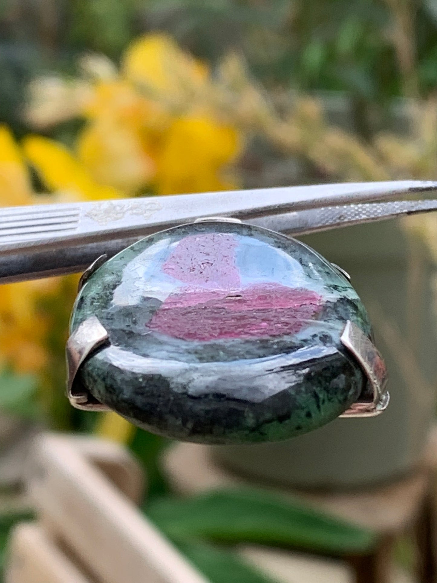 Rubis sur Zoisite, pendentif en Argent de 52mm de ht x30 x8. Vendu avec un cordon réglable de couleur noire !