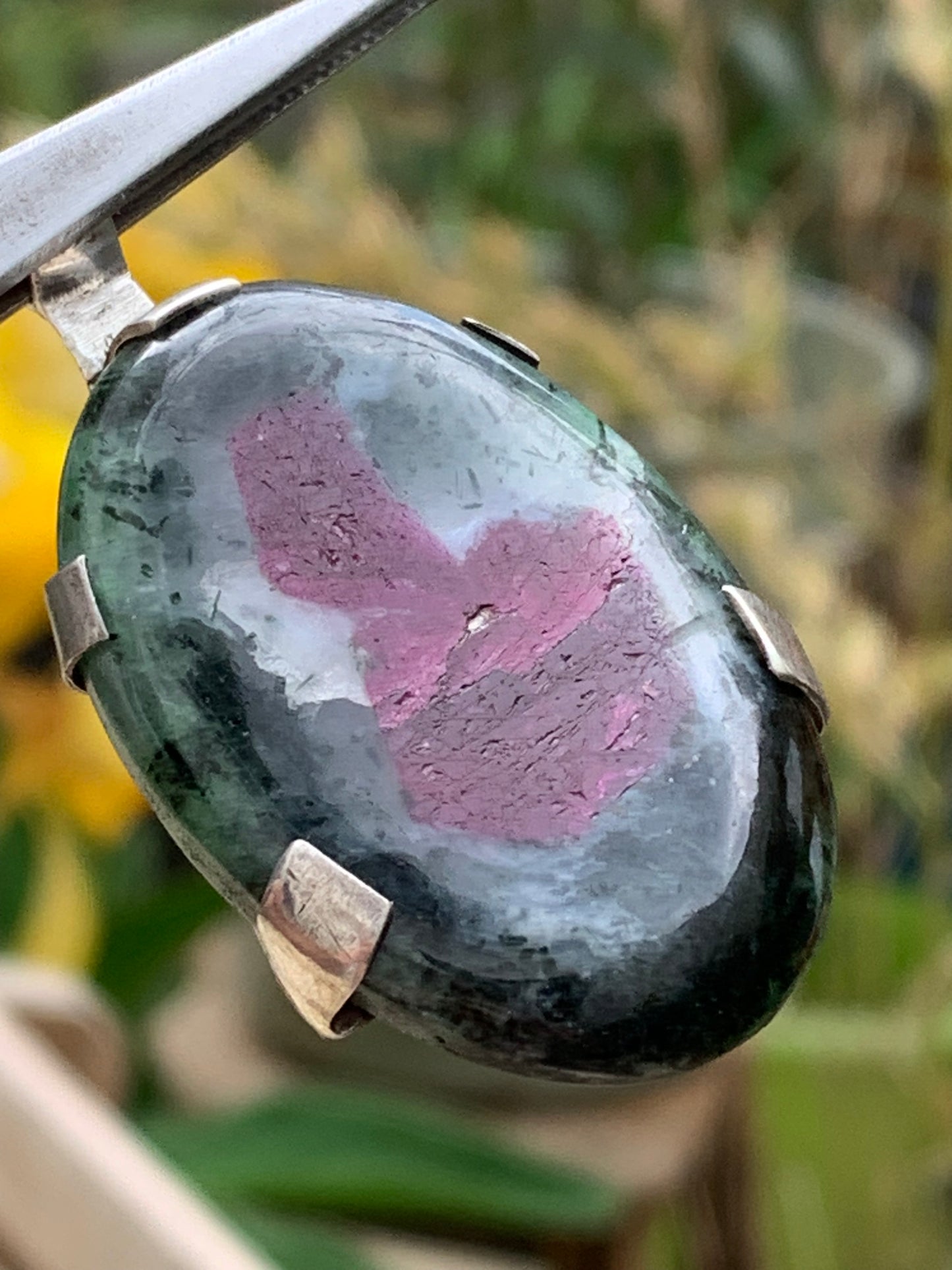 Rubis sur Zoisite, pendentif en Argent de 52mm de ht x30 x8. Vendu avec un cordon réglable de couleur noire !