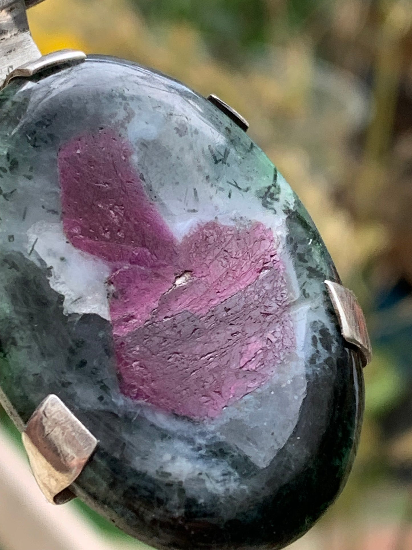 Rubis sur Zoisite, pendentif en Argent de 52mm de ht x30 x8. Vendu avec un cordon réglable de couleur noire !