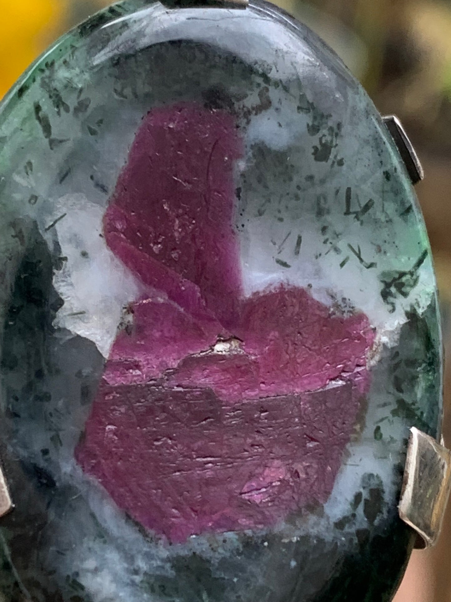 Rubis sur Zoisite, pendentif en Argent de 52mm de ht x30 x8. Vendu avec un cordon réglable de couleur noire !