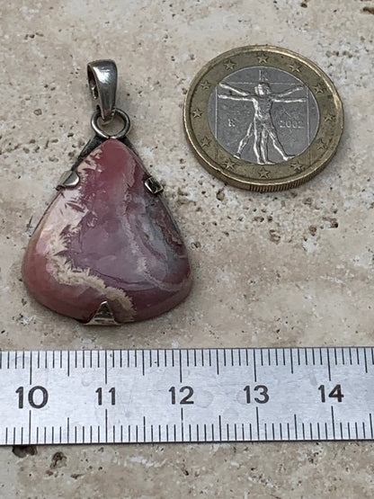Rhodochrosite ! Pendentif en Argent de 40mm x24 x7 fait par Gem & Zen. Vendu avec un cordon réglable de couleur noire !