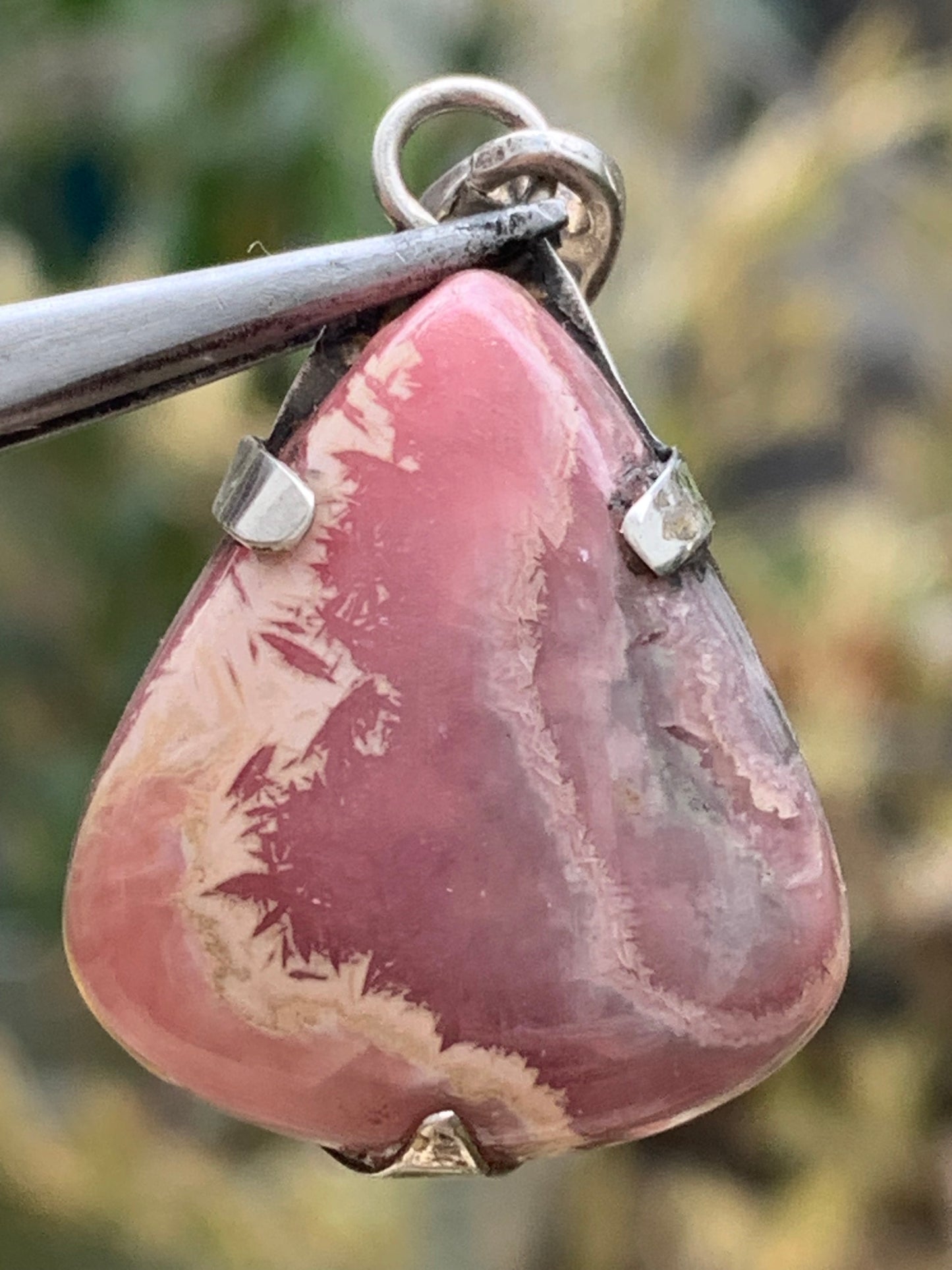 Rhodochrosite ! Pendentif en Argent de 40mm x24 x7 fait par Gem & Zen. Vendu avec un cordon réglable de couleur noire !