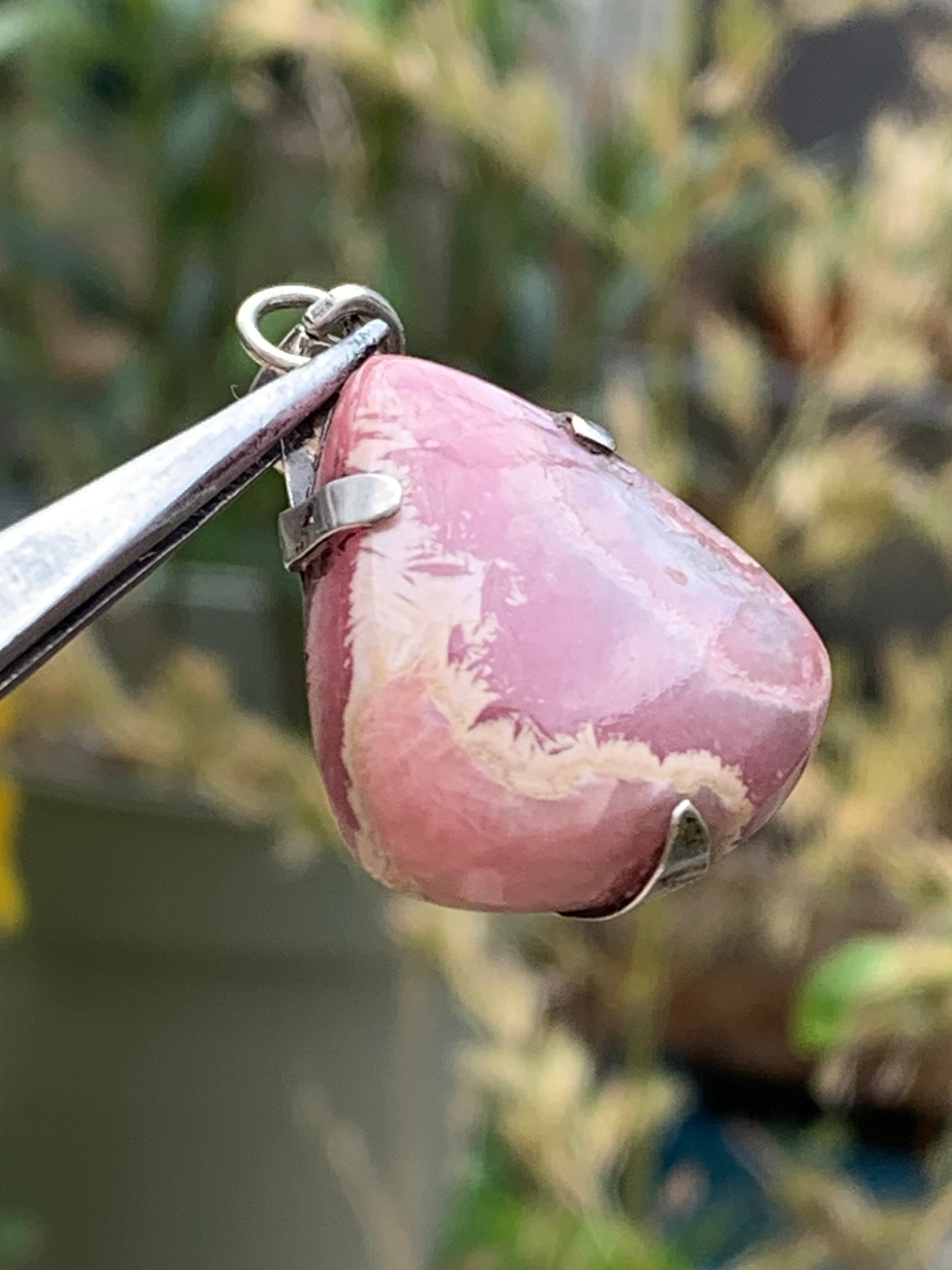 Rhodochrosite ! Pendentif en Argent de 40mm x24 x7 fait par Gem & Zen. Vendu avec un cordon réglable de couleur noire !
