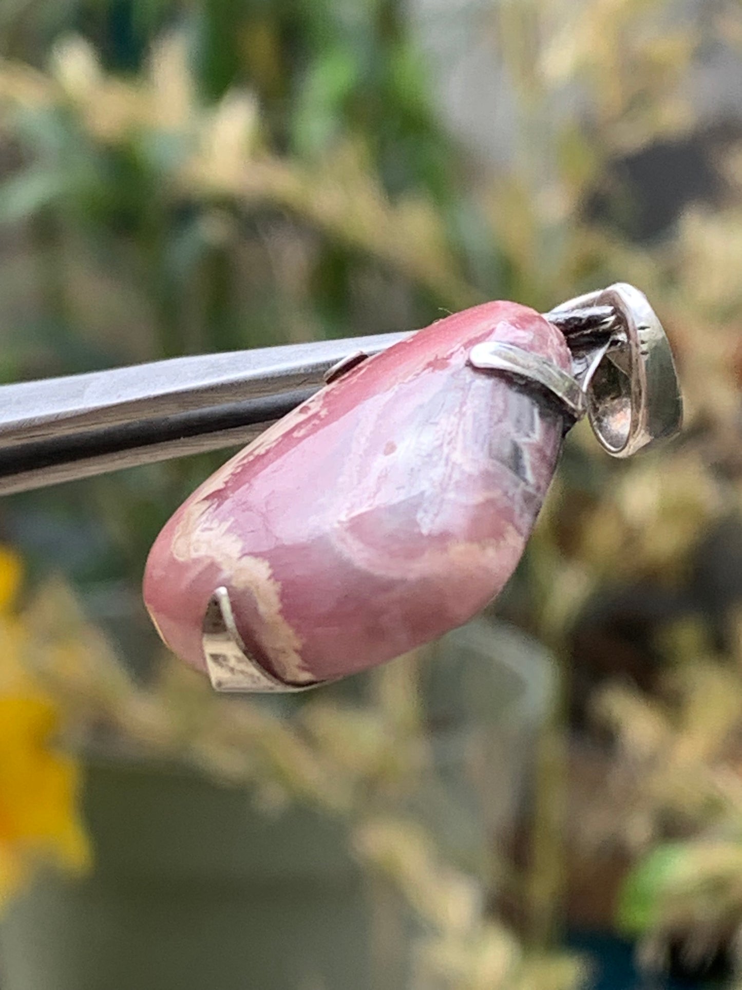 Rhodochrosite ! Pendentif en Argent de 40mm x24 x7 fait par Gem & Zen. Vendu avec un cordon réglable de couleur noire !
