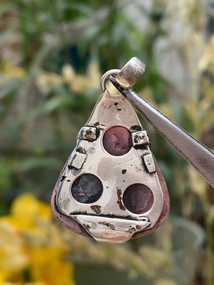 Rhodochrosite ! Pendentif en Argent de 40mm x24 x7 fait par Gem & Zen. Vendu avec un cordon réglable de couleur noire !
