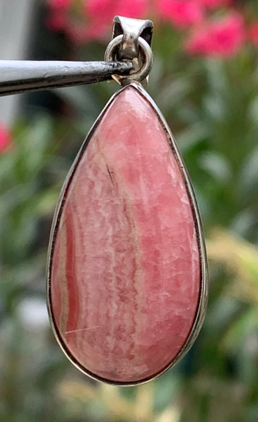 Rhodochrosite ! Pendentif en Argent de 44mm x17 x7 fait par Gem & Zen. Vendu avec un cordon réglable de couleur noire !