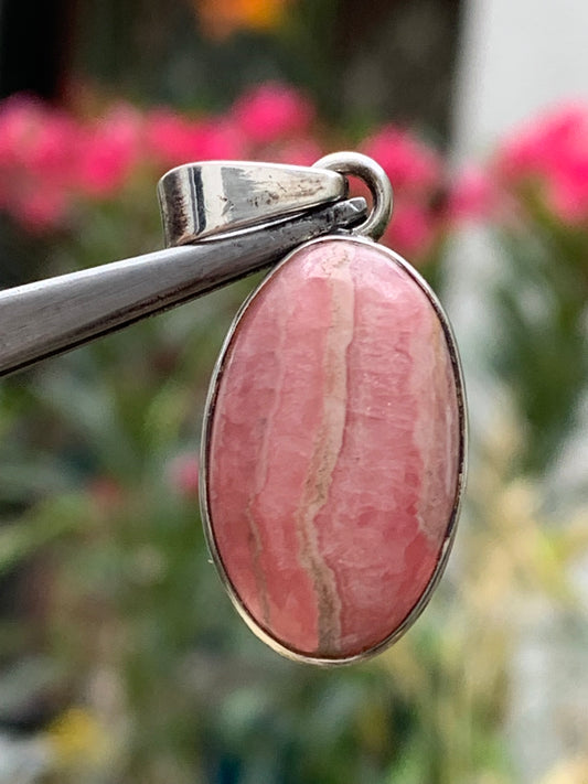 Rhodochrosite ! Pendentif en Argent de 35mm x15 x7 fait par Gem & Zen. Vendu avec un cordon réglable de couleur noire !
