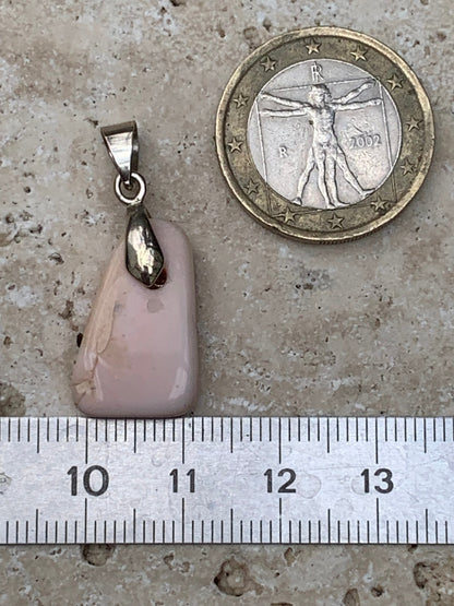 Opale Rose des Andes monté par G & Z, de 32mm de ht x12 x5. Vendu avec un cordon réglable de couleur noire !