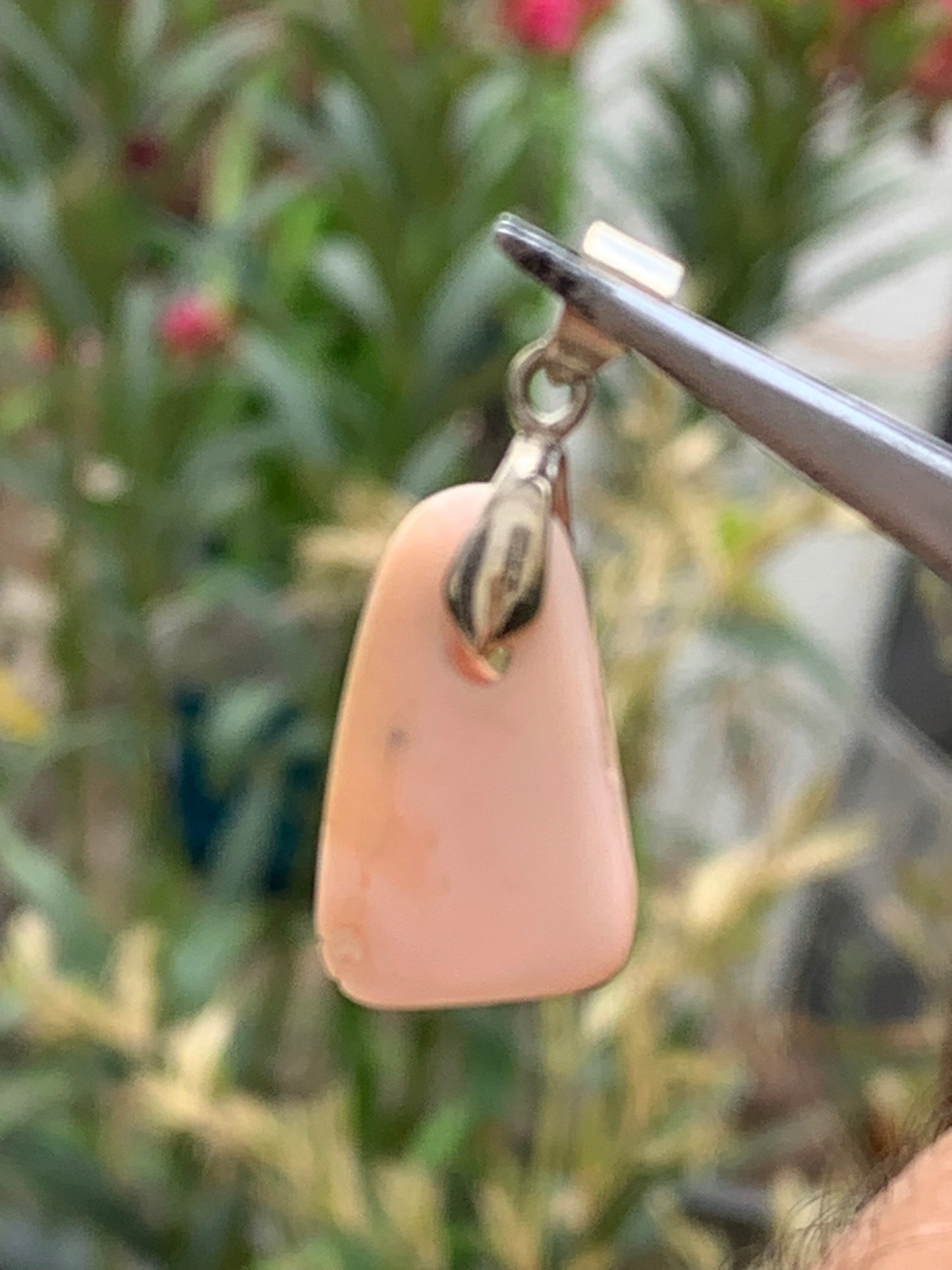 Opale Rose des Andes monté par G & Z, de 32mm de ht x12 x5. Vendu avec un cordon réglable de couleur noire !