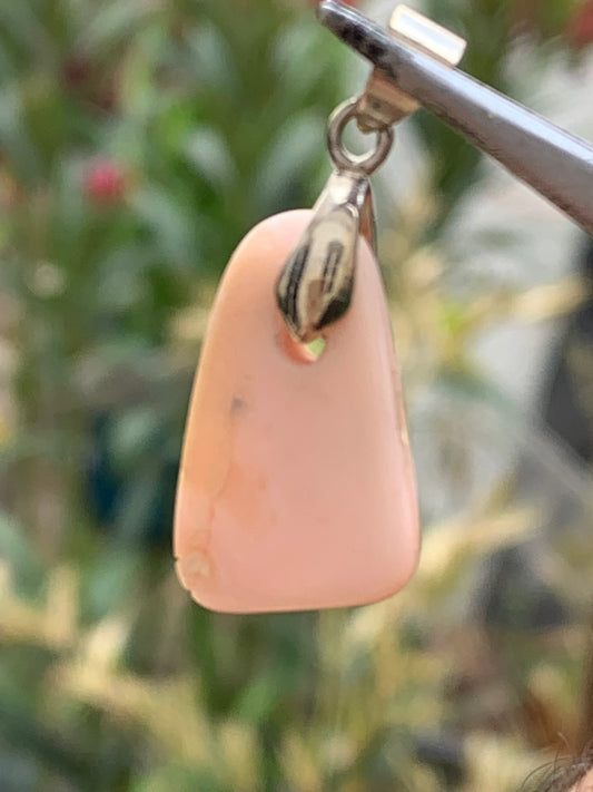 Opale Rose des Andes monté par G & Z, de 32mm de ht x12 x5. Vendu avec un cordon réglable de couleur noire !