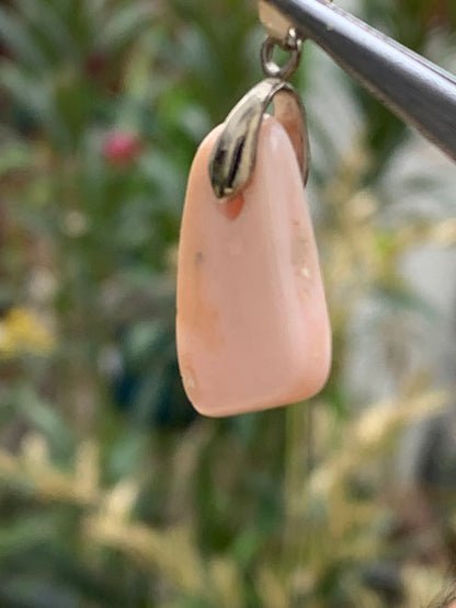 Opale Rose des Andes monté par G & Z, de 32mm de ht x12 x5. Vendu avec un cordon réglable de couleur noire !