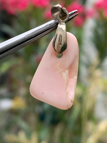 Opale Rose des Andes monté par G & Z, de 32mm de ht x12 x5. Vendu avec un cordon réglable de couleur noire !