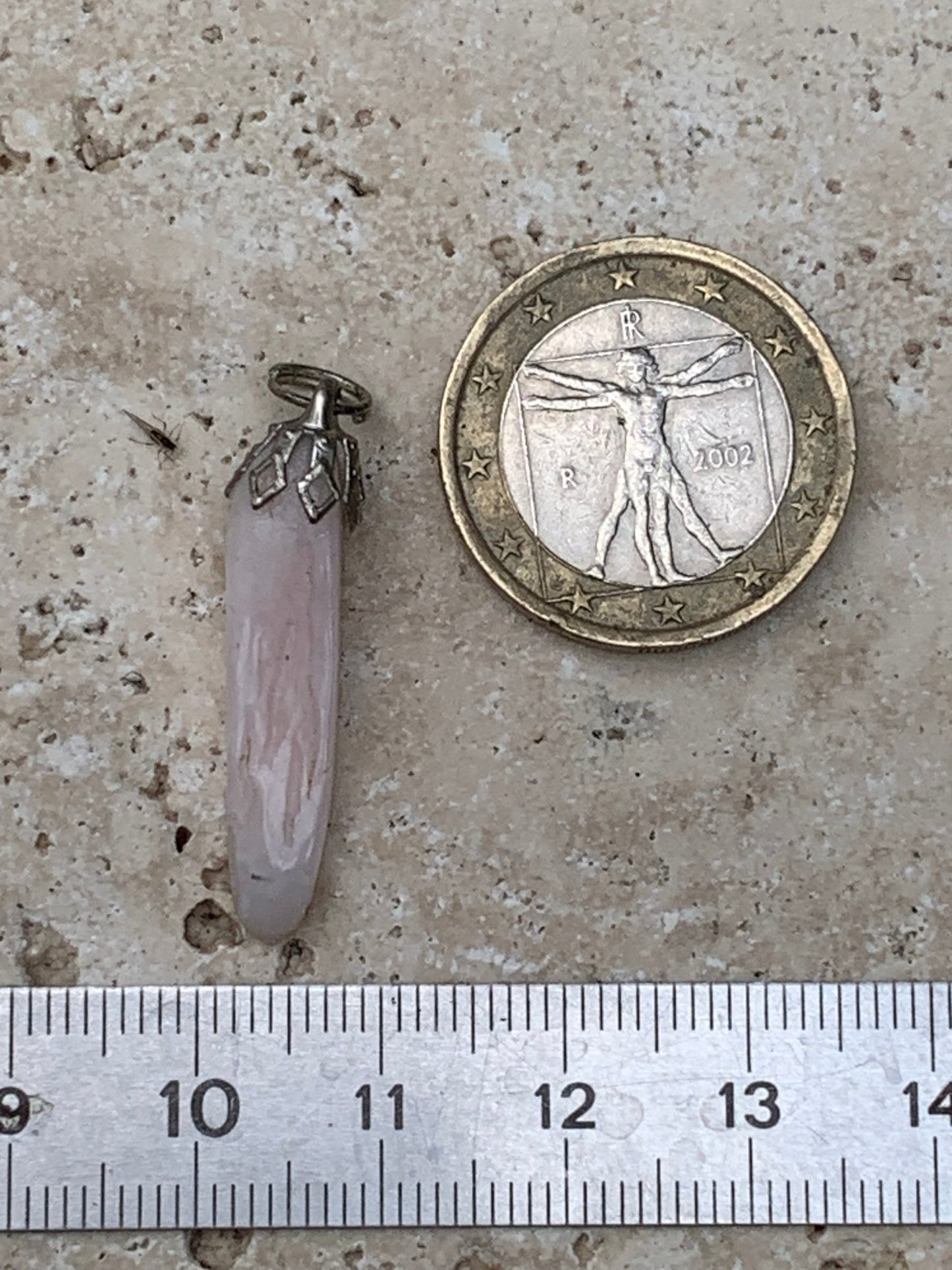 Opale Rose des Andes monté par G & Z, de 30mm de ht x6 x6. Vendu avec un cordon réglable de couleur noire !