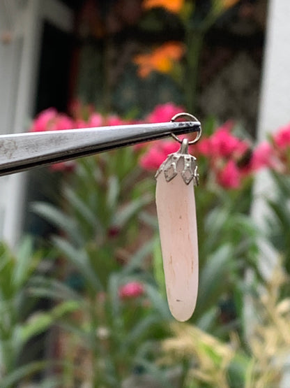 Opale Rose des Andes monté par G & Z, de 30mm de ht x6 x6. Vendu avec un cordon réglable de couleur noire !