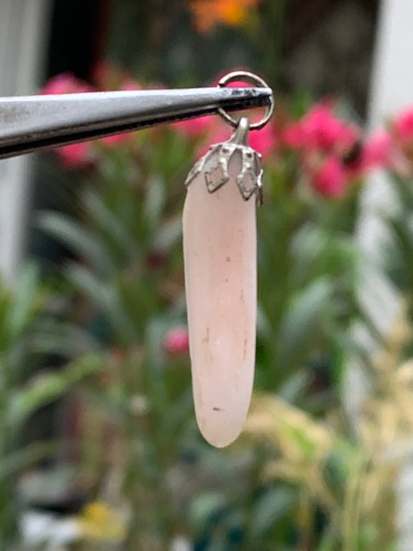 Opale Rose des Andes monté par G & Z, de 30mm de ht x6 x6. Vendu avec un cordon réglable de couleur noire !