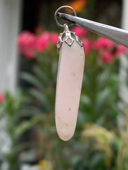 Opale Rose des Andes monté par G & Z, de 30mm de ht x6 x6. Vendu avec un cordon réglable de couleur noire !