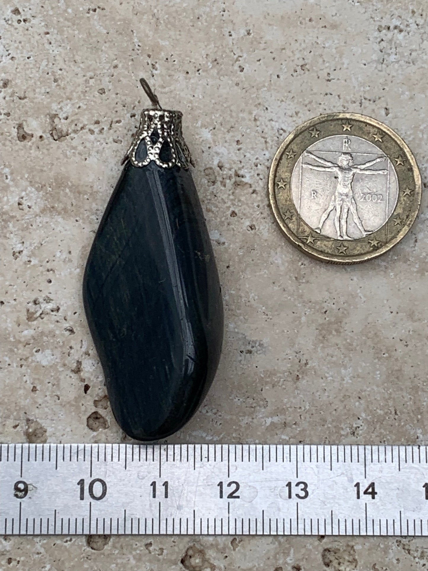 Oeil de faucon, monté par G & Z, de 55mm de ht x20 x12. Vendu avec un cordon réglable de couleur noire !