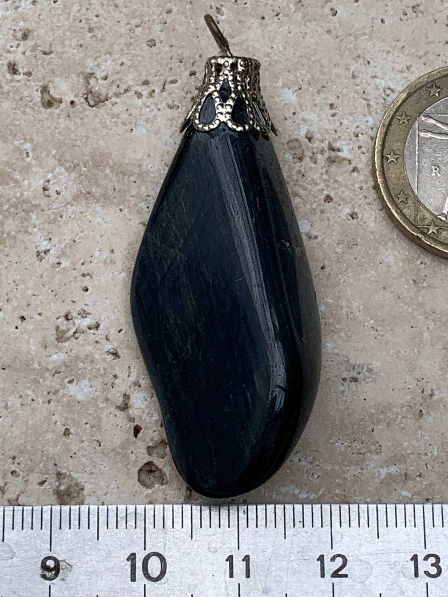 Oeil de faucon, monté par G & Z, de 55mm de ht x20 x12. Vendu avec un cordon réglable de couleur noire !