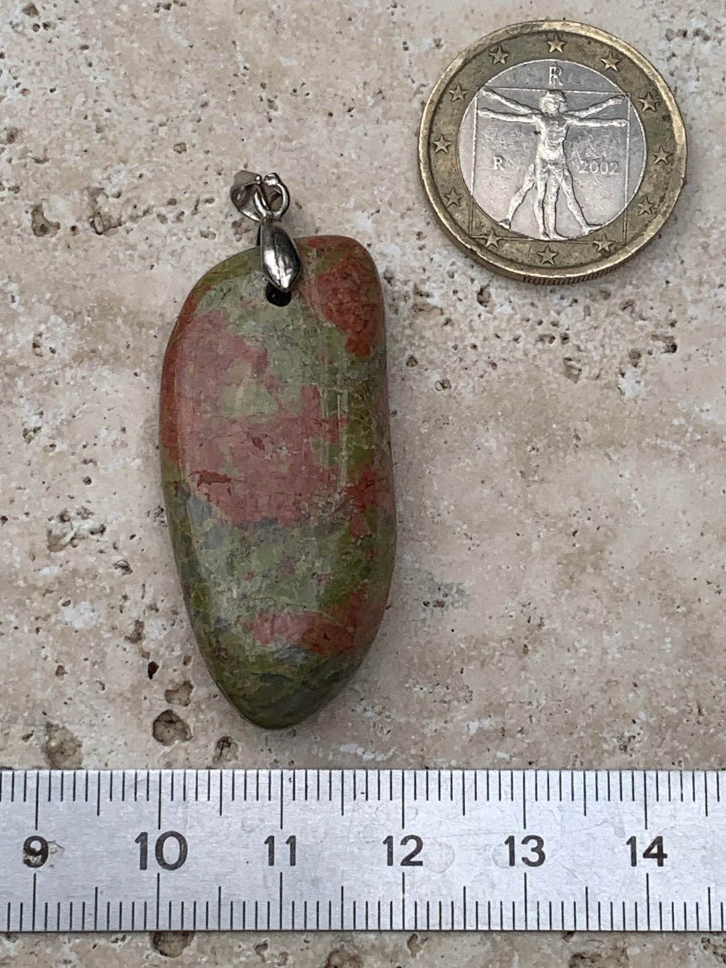 Jaspe unakite, monté par G & Z, de 50mm de ht x20 x10. Vendu avec un cordon réglable de couleur noire !