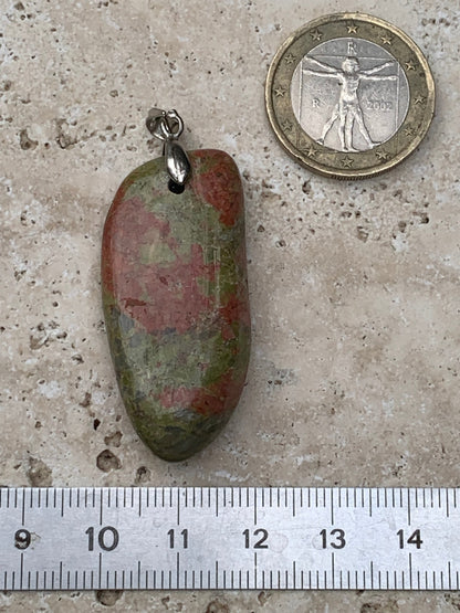 Jaspe unakite, monté par G & Z, de 50mm de ht x20 x10. Vendu avec un cordon réglable de couleur noire !